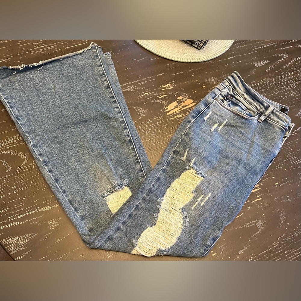 Super Cute Judy Blue flare jeans with stretch. Size 13 or 31.